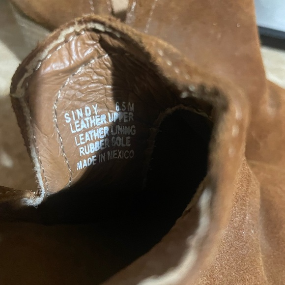 Sindy Artisan Bootie Stacked Heel Tulip Sides Moldable Vamp size 6.5 - Picture 3 of 7